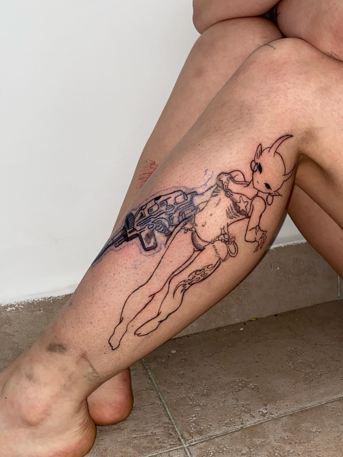 Devil girl reclining with a rifle, along the calf, fresh