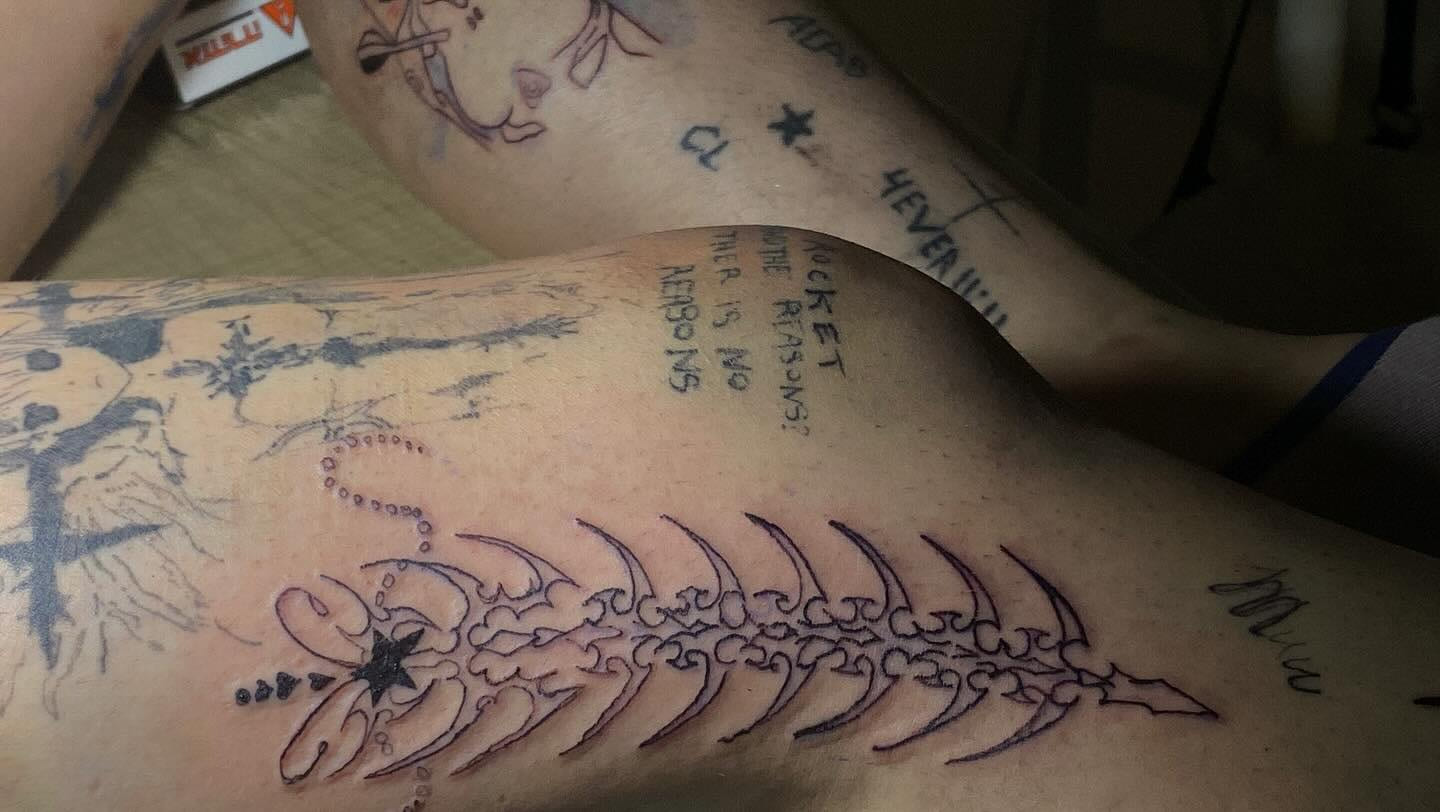Vertebral column piece running along the shin, session in progress