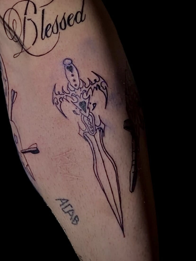Dagger with tribal guard on the shin, second angle