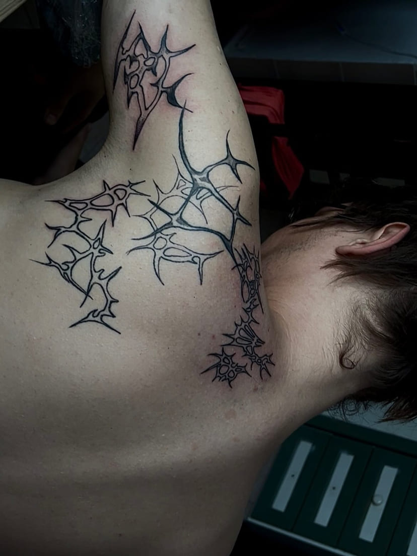 Thorn network wrapping the shoulder toward the neck, fresh