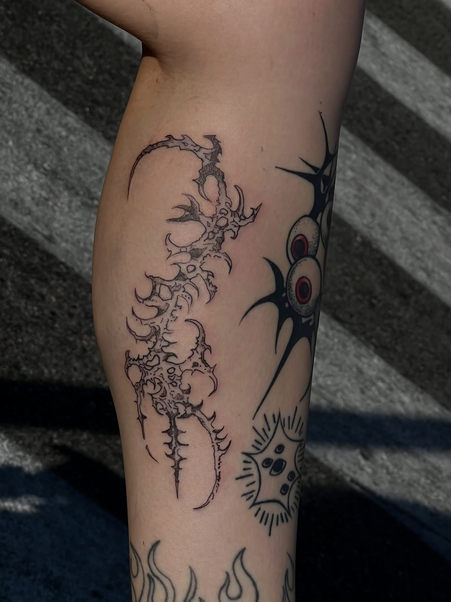 Coral spine with two eyeballs on the calf, healed, red pupils